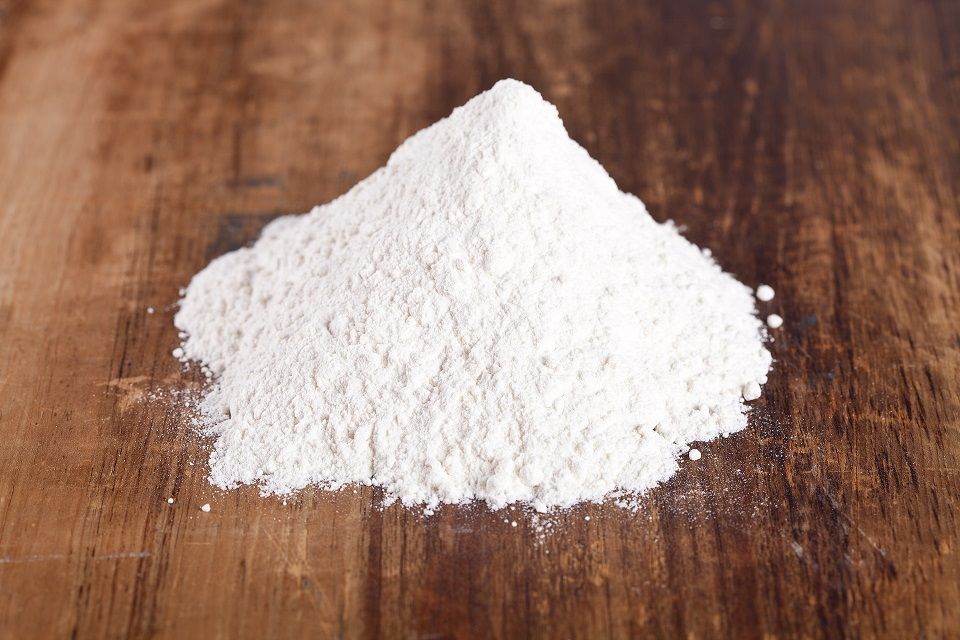 White powder. Микроцеллюлоза кристаллическая. Горсть муки. Кучка порошка. Рассыпанный порошок.